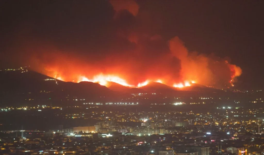 Spain Fire Crisis: 70 हजार लोगों ने छोड़ा घर, Madrid में धुएं का गुबार, प्रशासन ने जारी किया Emergency Alert Spain Fire Crisis: 70 हजार लोगों ने छोड़ा घर, Madrid में धुएं का गुबार, प्रशासन ने जारी किया Emergency Alert