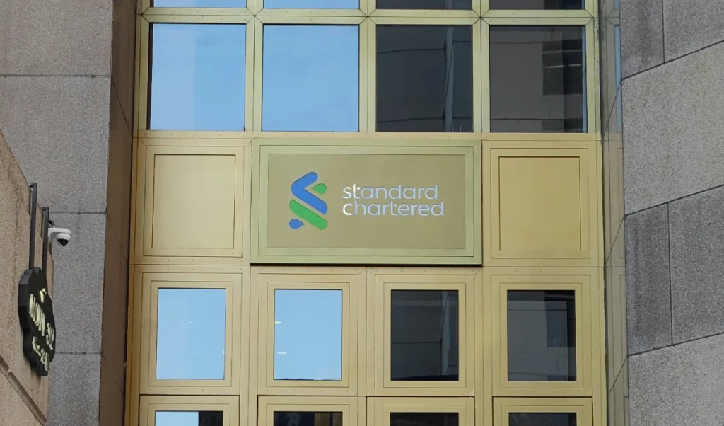 Standard Chartered ने बदली India में Business Strategy, अब सिर्फ अमीर ग्राहकों पर होगा फोकस।