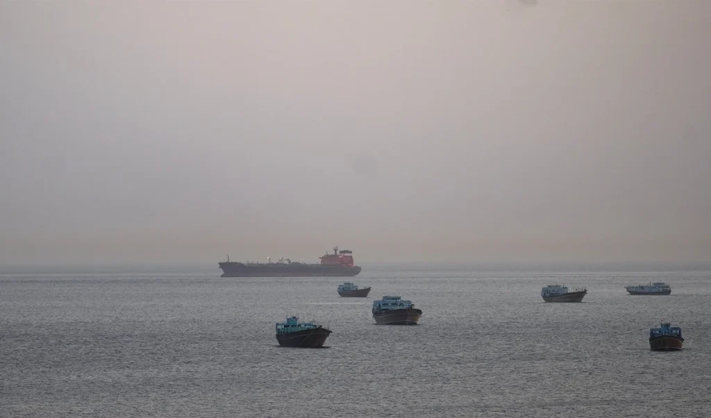Strait of Hormuz में बढ़ा तनाव, Iran ने Commercial जहाजों पर दागीं Missiles, अमेरिका दे सकता है जवाब Strait of Hormuz में बढ़ा तनाव, Iran ने Commercial जहाजों पर दागीं Missiles, अमेरिका दे सकता है जवाब