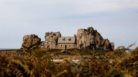 This 160-year-old tiny French cottage is squeezed between two rocks and off limits to tourists: Here’s why This 160-year-old tiny French cottage is squeezed between two rocks and off limits to tourists: Here’s why