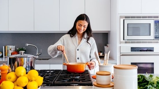 Too busy to cook? Nutritionist shares 5 smart tips to eat healthy without spending hours Too busy to cook? Nutritionist shares 5 smart tips to eat healthy without spending hours