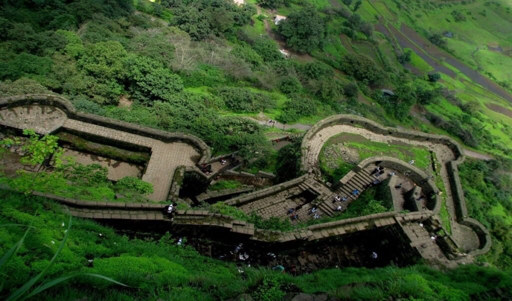 Travel Tips: Pune का 'Iron Fort' लोहगढ़: Monsoon में घूमने की Best जगह, जानें इतिहास और Trekking का पूरा Plan