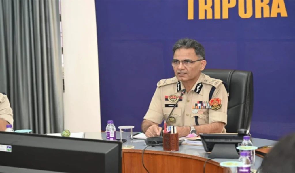 Tripura के शीर्ष पुलिस अधिकारी की रहस्यमयी मौत, PHQ में फंदे से लटके मिले DGP Anurag Dhankar, Suicide का शक Tripura के शीर्ष पुलिस अधिकारी की रहस्यमयी मौत, PHQ में फंदे से लटके मिले DGP Anurag Dhankar, Suicide का शक