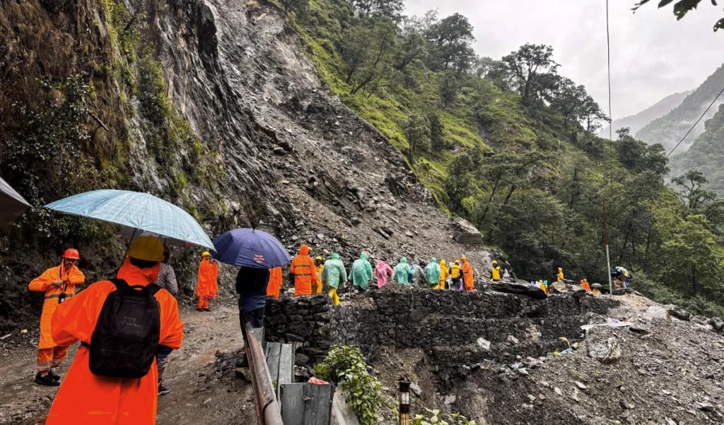 Uttarakhand Landslide Alert: केदारनाथ हाईवे पर भूस्खलन, मुनकटिया में रास्ता बंद Uttarakhand Landslide Alert: केदारनाथ हाईवे पर भूस्खलन, मुनकटिया में रास्ता बंद