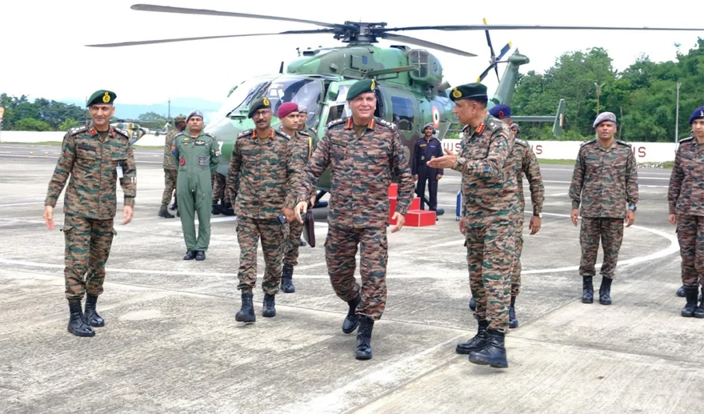 Vanakkam Poorvottar: अचानक Siliguri Corridor पहुँचे Army Chief General Dhiraj Seth, Chicken Neck पर भारत कर रहा बड़ी तैयारी Vanakkam Poorvottar: अचानक Siliguri Corridor पहुँचे Army Chief General Dhiraj Seth, Chicken Neck पर भारत कर रहा बड़ी तैयारी