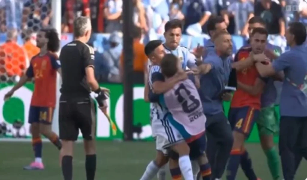 World Cup Final: हार के बाद Argentina खिलाड़ियों की खेल भावना पर सवाल, Spain के ट्रॉफी समारोह का किया बहिष्कार World Cup Final: हार के बाद Argentina खिलाड़ियों की खेल भावना पर सवाल, Spain के ट्रॉफी समारोह का किया बहिष्कार