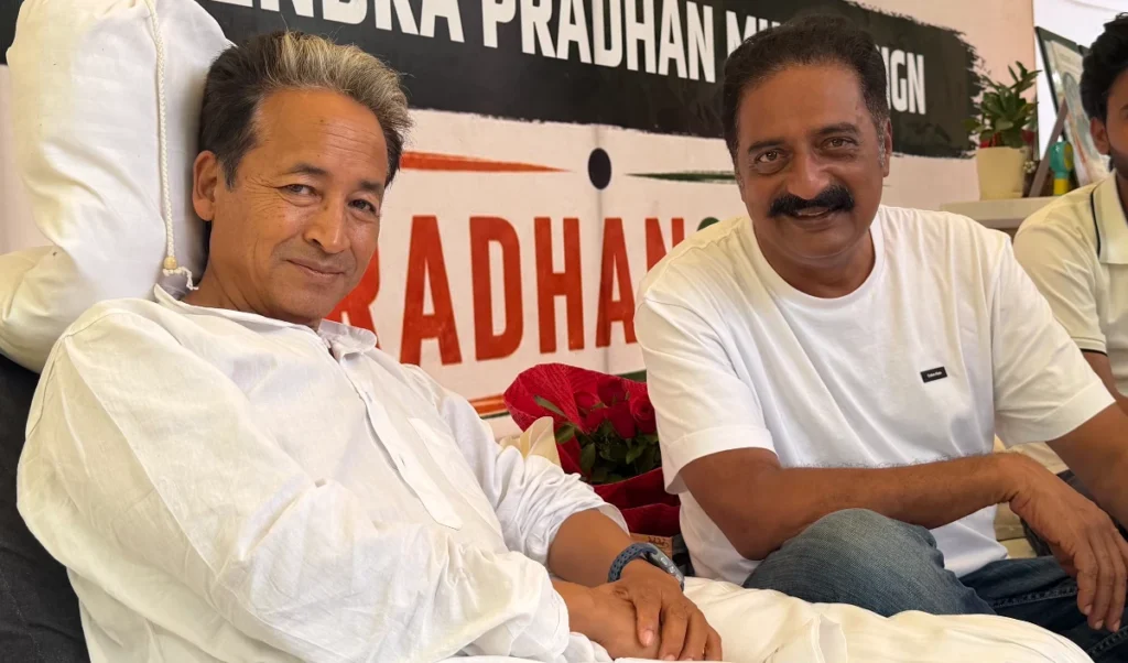 prakash raj reaches jantar mantar meets sonam wangchuk see photos prakash raj reaches jantar mantar meets sonam wangchuk see photos