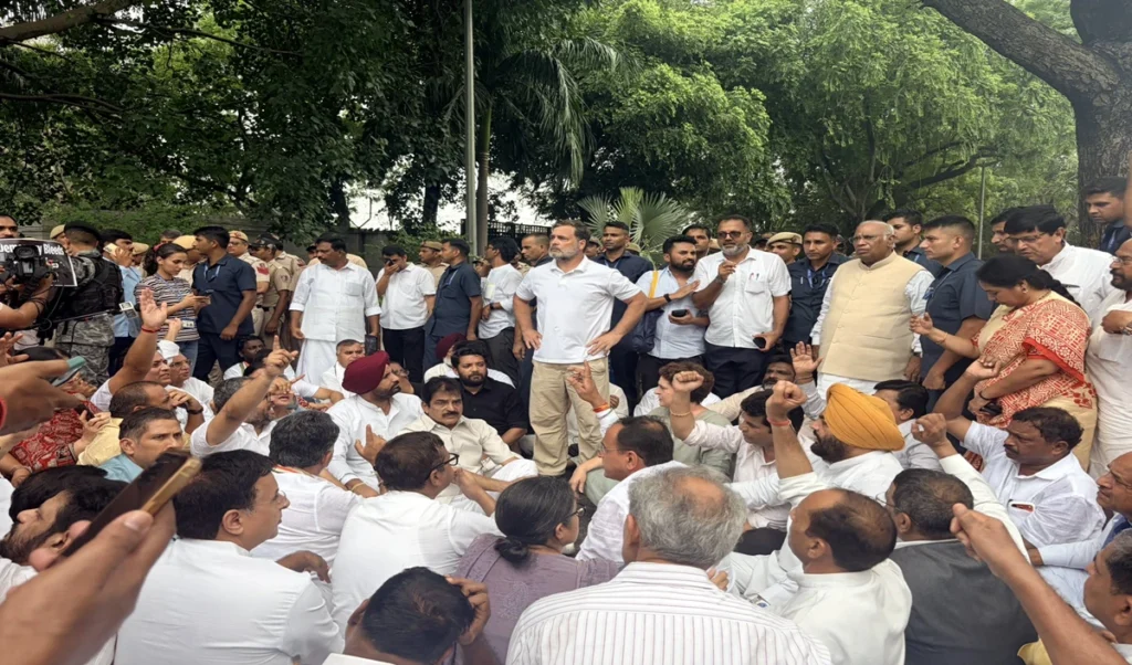 अब खुलकर आ गए राहुल-प्रियंका, PM आवास के पास धरने पर बैठे, हिरासत में लिए गए कांग्रेस सांसद अब खुलकर आ गए राहुल-प्रियंका, PM आवास के पास धरने पर बैठे, हिरासत में लिए गए कांग्रेस सांसद