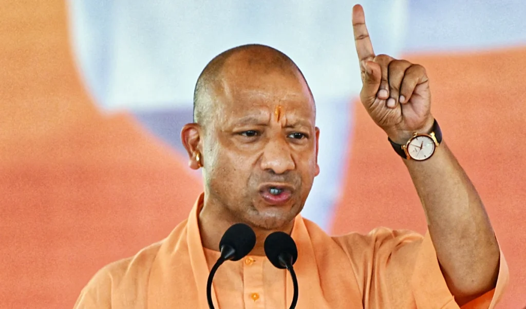 अयोध्या में सपा-कांग्रेस पर बरसे CM योगी, पूछा- हनुमानगढ़ी की सीढ़ियों पर नमाज पढ़वाने का पाप क्यों कराया था?