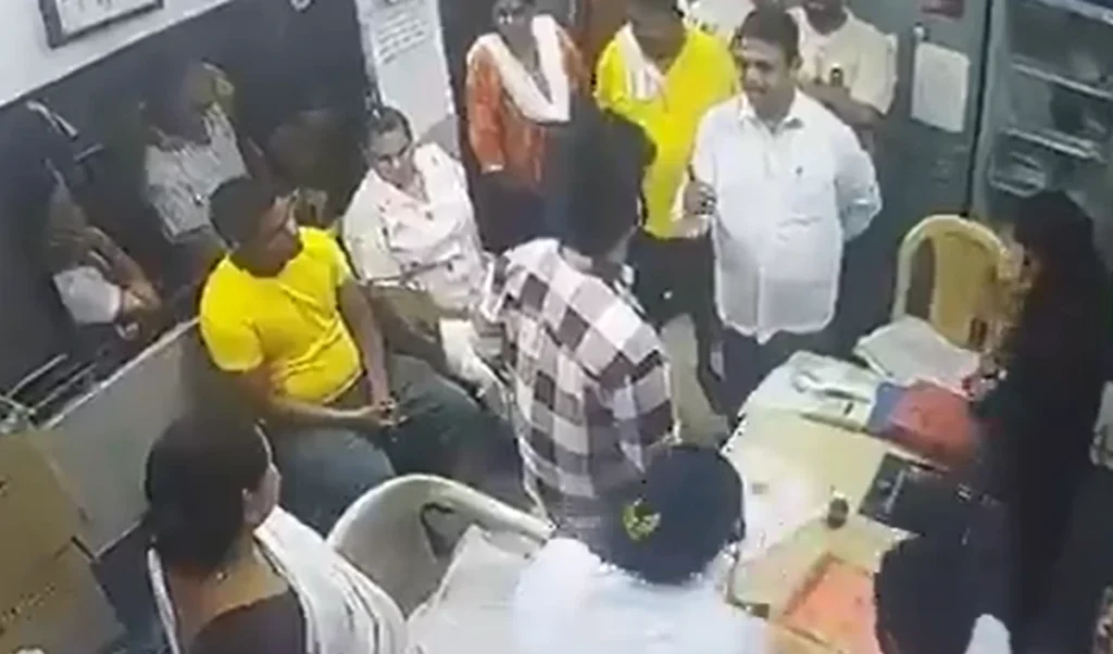 अस्पताल में Doctors पर बरसाए थप्पड़, CCTV फुटेज Viral होने के बाद Shiv Sena पार्षद गिरफ्तार