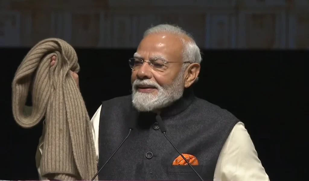 आज भी मेरे पास है…25 साल पुराना मफलर दिखा न्यूजीलैंड के 'मिनी इंडिया' में भावुक हुए PM मोदी