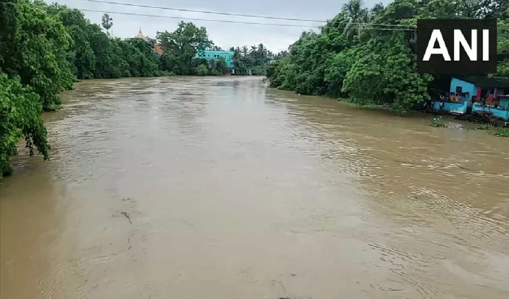 ओडिशा में Flood Crisis गहराया: 1.65 लाख लोगों का Evacuation, Mahanadi में जलस्तर बढ़ने से प्रशासन हाई अलर्ट पर ओडिशा में Flood Crisis गहराया: 1.65 लाख लोगों का Evacuation, Mahanadi में जलस्तर बढ़ने से प्रशासन हाई अलर्ट पर
