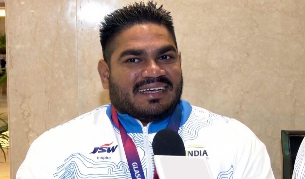 कभी सब्जी बेचने वाले झंडू कुमार ने CWG में जीता पदक, खेल मंत्री ने दिया 10 लाख का नकद पुरस्कार कभी सब्जी बेचने वाले झंडू कुमार ने CWG में जीता पदक, खेल मंत्री ने दिया 10 लाख का नकद पुरस्कार