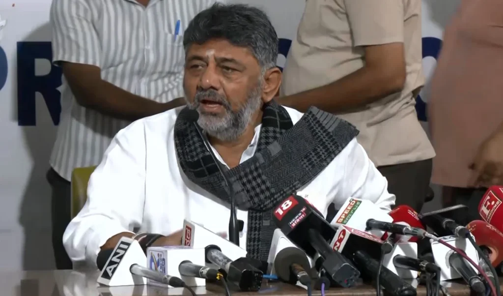 कर्नाटक में Doorstep Delivery की बड़ी पहल, CM DK Shivakumar बोले- अब सरकारी दफ्तर नहीं, आपके घर आएगी सरकार कर्नाटक में Doorstep Delivery की बड़ी पहल, CM DK Shivakumar बोले- अब सरकारी दफ्तर नहीं, आपके घर आएगी सरकार