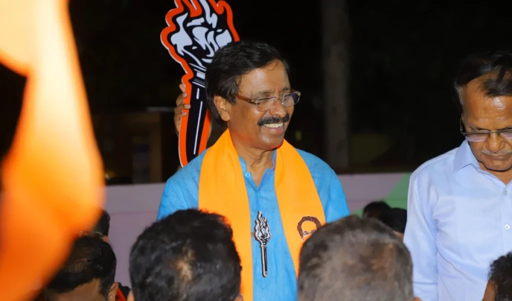 गौमूत्र पिलाया… बहू के चौकाने वाले खुलासों के बाद ShivSena UBT के Vinayak Raut की बढ़ी मुश्किलें गौमूत्र पिलाया… बहू के चौकाने वाले खुलासों के बाद ShivSena UBT के Vinayak Raut की बढ़ी मुश्किलें