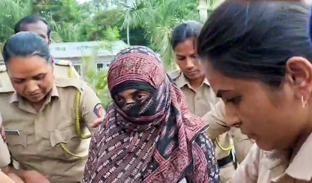 नासिक धर्मांतरण मामला: आरोपी निदा खान को मिली जमानत, कोर्ट ने भगवान कृष्ण के जन्म का जिक्र कर अजन्मे बच्चे के हित में सुनाया फैसला नासिक धर्मांतरण मामला: आरोपी निदा खान को मिली जमानत, कोर्ट ने भगवान कृष्ण के जन्म का जिक्र कर अजन्मे बच्चे के हित में सुनाया फैसला