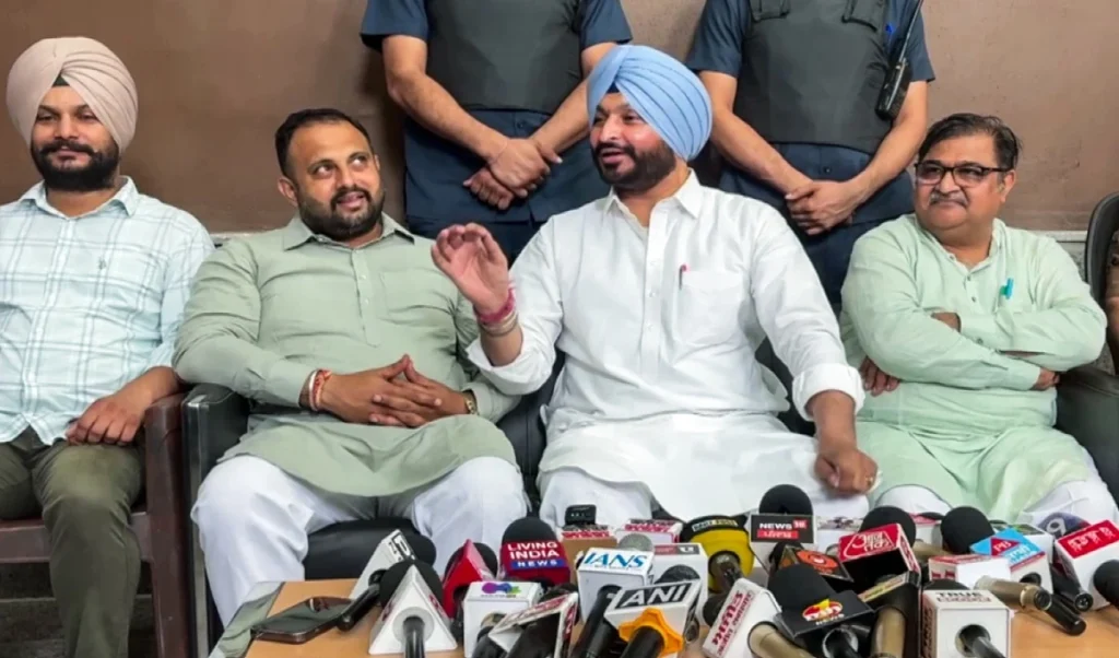 फिल्म ‘सतलुज’ को ओटीटी से हटाने में भाजपा या केंद्र की कोई भूमिका नहीं: केंद्रीय मंत्री रवनीत बिट्टू फिल्म ‘सतलुज’ को ओटीटी से हटाने में भाजपा या केंद्र की कोई भूमिका नहीं: केंद्रीय मंत्री रवनीत बिट्टू