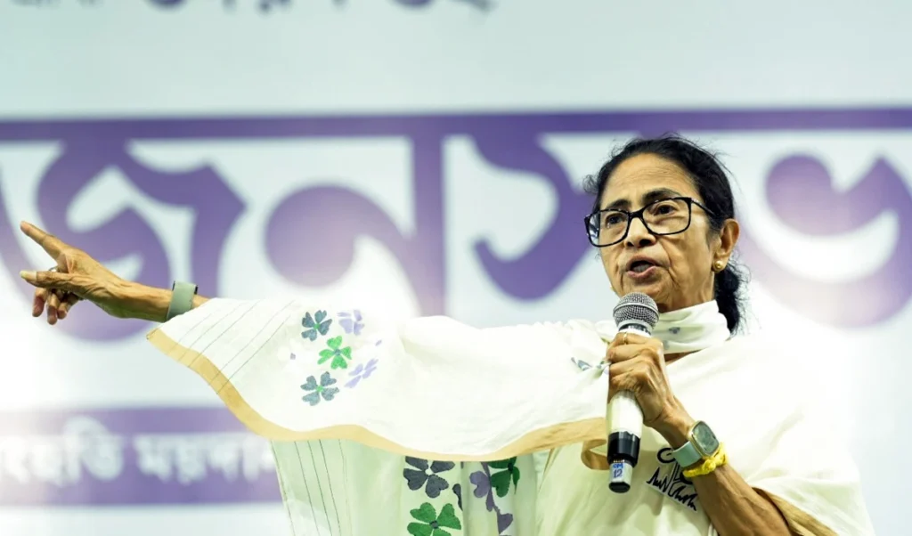 बगावत के बीच Mamata Banerjee ने खुद संभाली West Bengal TMC की कमान बगावत के बीच Mamata Banerjee ने खुद संभाली West Bengal TMC की कमान