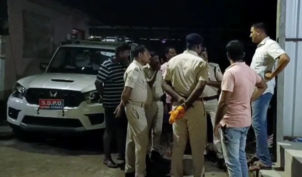 बिहार के कटिहार में बड़ा एक्शन! पाकिस्तानी आतंकी नेटवर्क से संबंध के संदेह में युवक गिरफ्तार, संवेदनशील जानकारियां भेजने का आरोप बिहार के कटिहार में बड़ा एक्शन! पाकिस्तानी आतंकी नेटवर्क से संबंध के संदेह में युवक गिरफ्तार, संवेदनशील जानकारियां भेजने का आरोप