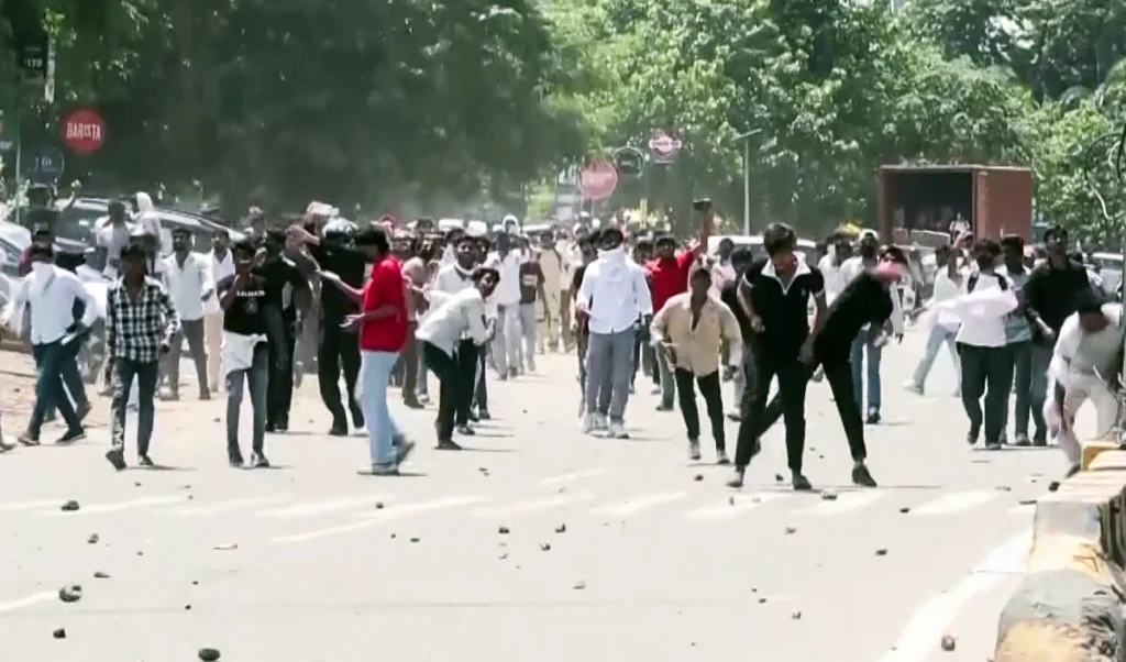 बिहार में NEET Protest में हिंसक झड़पें; पुलिसकर्मी घायल, vehicles में तोड़फोड़, हंगामा