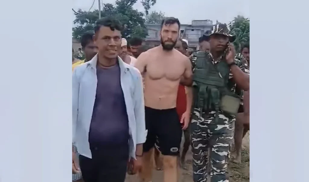 भारत ने दबोचा अमेरिकी एजेंट? गांव वालों ने रस्सी से बांधा, मचा बवाल भारत ने दबोचा अमेरिकी एजेंट? गांव वालों ने रस्सी से बांधा, मचा बवाल