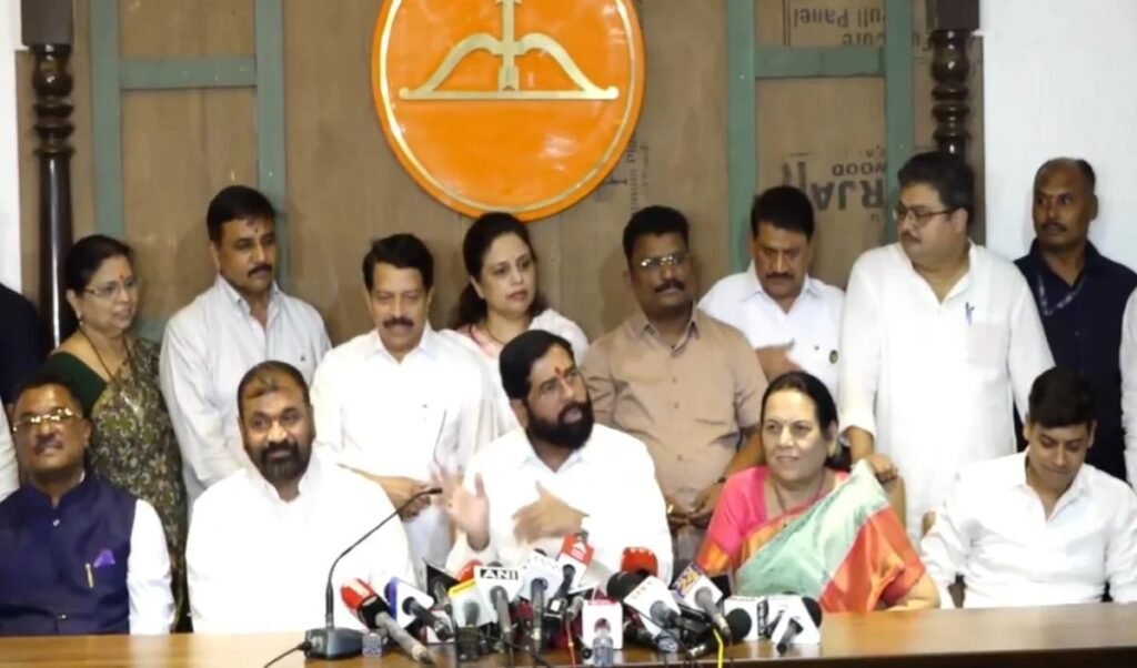 महायुति का बड़ा दांव, विपक्ष ने खींचे हाथ, Sachin Ahir बने Maharashtra विधान परिषद के डिप्टी चेयरमैन महायुति का बड़ा दांव, विपक्ष ने खींचे हाथ, Sachin Ahir बने Maharashtra विधान परिषद के डिप्टी चेयरमैन