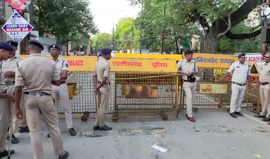 रायपुर में दिल दहला देने वाली घटना: किराए के मकान में एक ही परिवार के 5 सदस्यों के शव बरामद, आत्महत्या का शक रायपुर में दिल दहला देने वाली घटना: किराए के मकान में एक ही परिवार के 5 सदस्यों के शव बरामद, आत्महत्या का शक