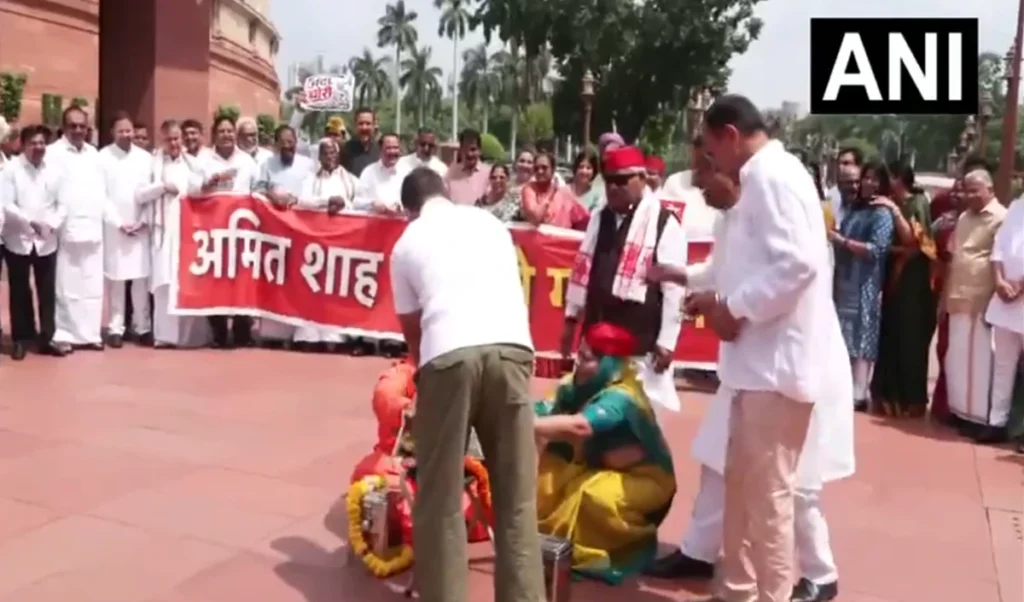 विपक्ष का Parliament में ‘चंदा चोरी’ ड्रामा, Pappu Yadav बने पुजारी, Rahul Gandhi ने पैसे दिए । Video
