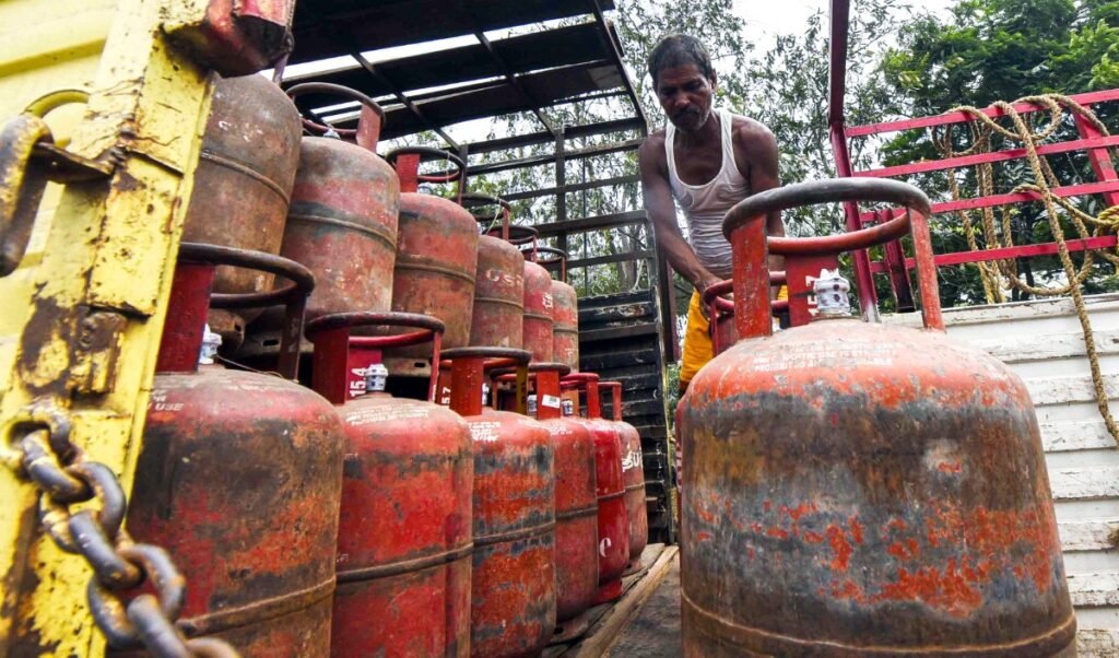 व्यापार जगत को बड़ी राहत! कमर्शियल LPG सिलेंडर ₹183.50 सस्ता, जानें अपने शहर के नए दाम, घरेलू सिलेंडर की कीमतें स्थिर
