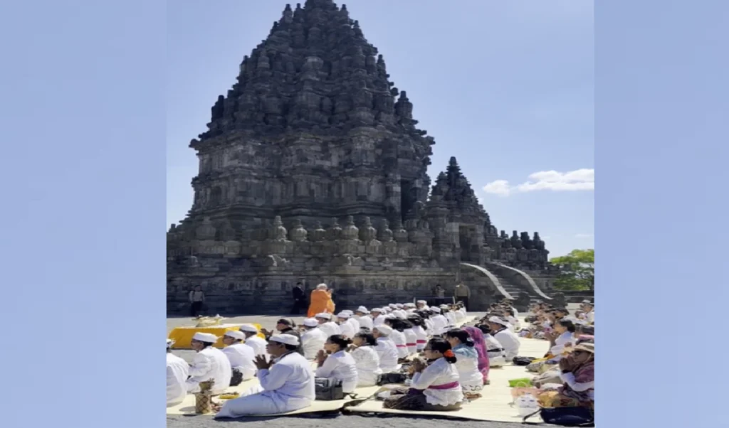 शिव, विष्णु, ब्रह्मा…इंडोनेशिया के सबसे बड़े हिंदू मंदिर प्रम्बानन पहुंचे PM मोदी, बोले- हमेशा शिव से जुड़ने का सौभाग्य मिला शिव, विष्णु, ब्रह्मा…इंडोनेशिया के सबसे बड़े हिंदू मंदिर प्रम्बानन पहुंचे PM मोदी, बोले- हमेशा शिव से जुड़ने का सौभाग्य मिला