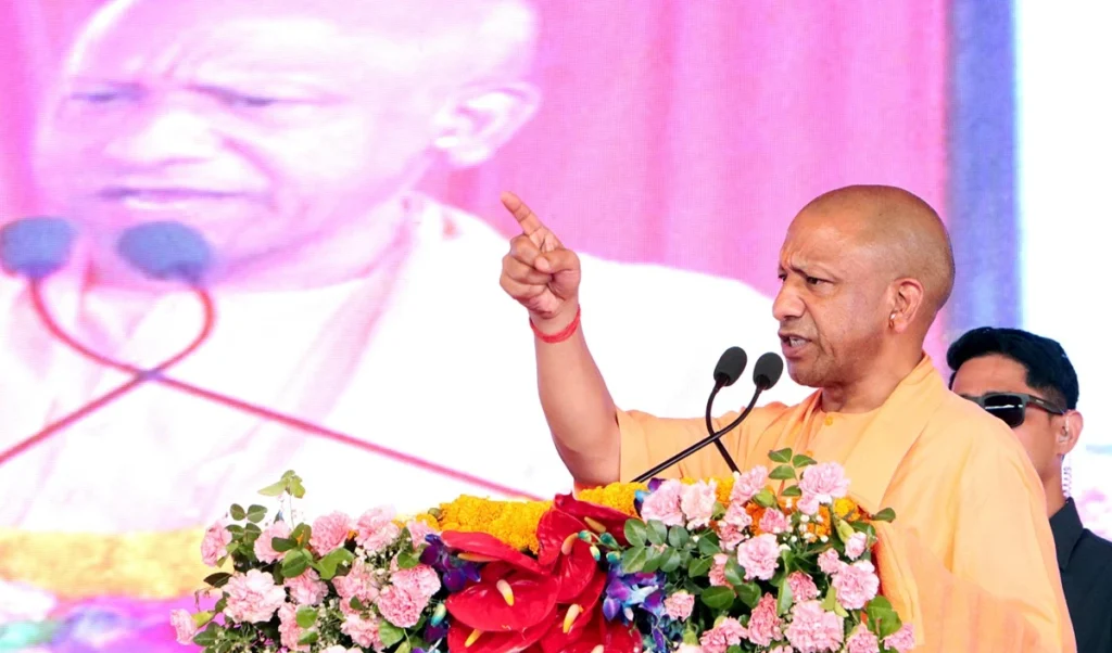 सपा-कांग्रेस ने बुंदेलखंड के युवाओं को तमंचे दिए, हमने तस्वीर बदली: योगी आदित्यनाथ सपा-कांग्रेस ने बुंदेलखंड के युवाओं को तमंचे दिए, हमने तस्वीर बदली: योगी आदित्यनाथ