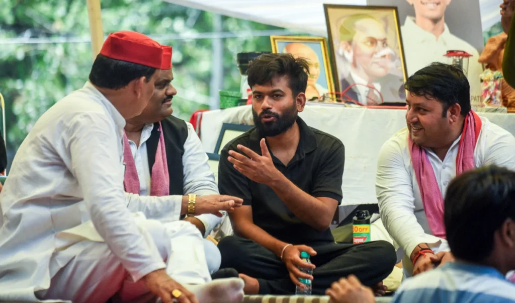 सरकार और CJP प्रतिनिधिमंडल के बीच मीटिंग जारी, अभिजीत दिपके बोले- धर्मेंद्र प्रधान के इस्तीफे से कम कुछ भी मंजूर नहीं