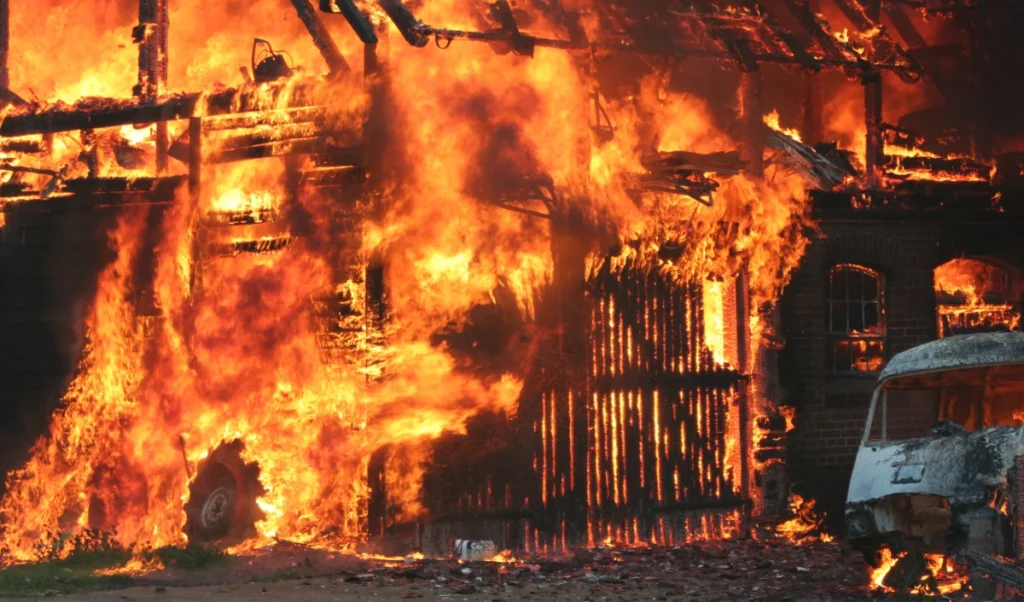 सांसें थमीं, खुशियां जलीं.. पब के बाथरूम में झुलसी पड़ी 27 लाशें, कैमरे में कैद हुआ खौफनाक मंजर | Bangkok Massive Pub Fire
