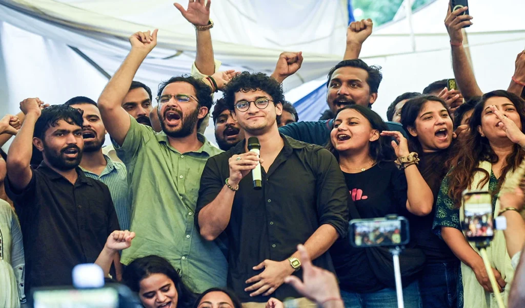 साथियों को भूखे मरता छोड़ खुद जीत का जश्न बनाती कॉकरोच जनता पार्टी