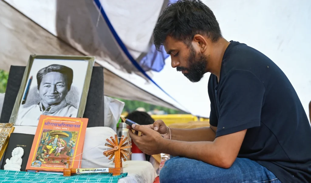 सोनम वांगचुक से अनशन खत्म करने की अपील, अभिजीत दिपके बोले- आंदोलन को हम आगे बढ़ाएंगे