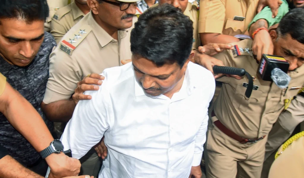 स्वास्थ्यकर्मियों से मारपीट पर नहीं चलेगा रौब! Bombay HC के आदेश पर Corporator Ramesh Mhatre ने किया सरेंडर