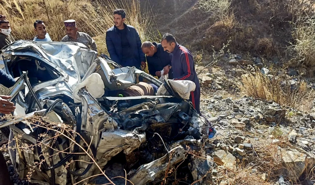 हिमाचल प्रदेश में में भीषण सड़क हादसा, 150 फुट गहरी खाई में गिरी कार, तीन लोगों की मौत