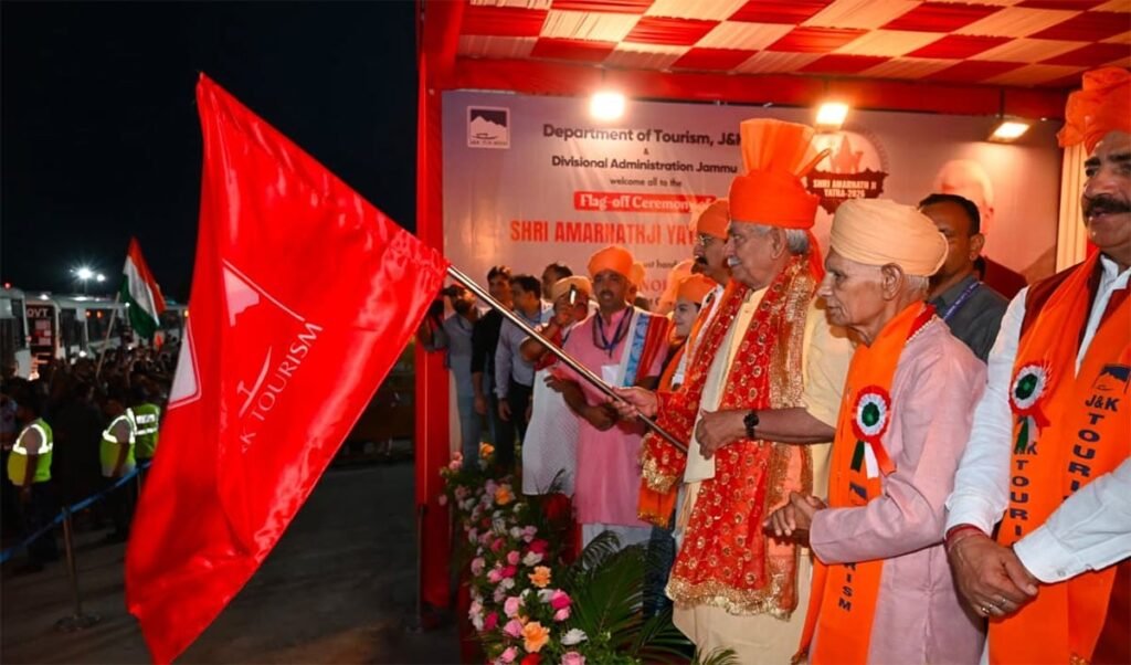 ‘बम-बम भोले’ के जयघोष के साथ अमरनाथ यात्रियों का पहला काफिला रवाना, LG Manoj Sinha ने दिखाई हरी झंडी ‘बम-बम भोले’ के जयघोष के साथ अमरनाथ यात्रियों का पहला काफिला रवाना, LG Manoj Sinha ने दिखाई हरी झंडी