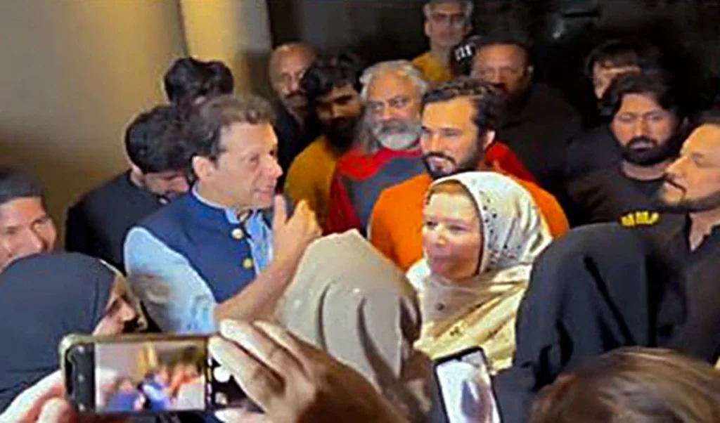 Adiala Jail में Imran Khan से मिलीं पत्नी और बहन, Pakistan SC के आदेश से हुआ 9 महीने बाद मिलन संभव