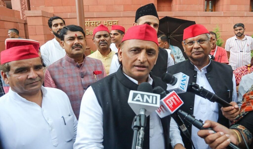 Akhilesh Yadav ने BJP को घेरा: Ayodhya मंदिर में राम धन चोरी करने वाले इस बार चुनाव नहीं जीतेंगे। Akhilesh Yadav ने BJP को घेरा: Ayodhya मंदिर में राम धन चोरी करने वाले इस बार चुनाव नहीं जीतेंगे।
