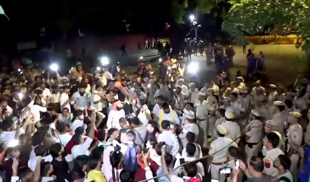Anti Reservation Protest | दिल्ली के जंतर-मंतर पर आरक्षण विरोधी प्रदर्शन, पुलिस ने कई प्रदर्शनकारियों को हिरासत में लिया Anti Reservation Protest | दिल्ली के जंतर-मंतर पर आरक्षण विरोधी प्रदर्शन, पुलिस ने कई प्रदर्शनकारियों को हिरासत में लिया
