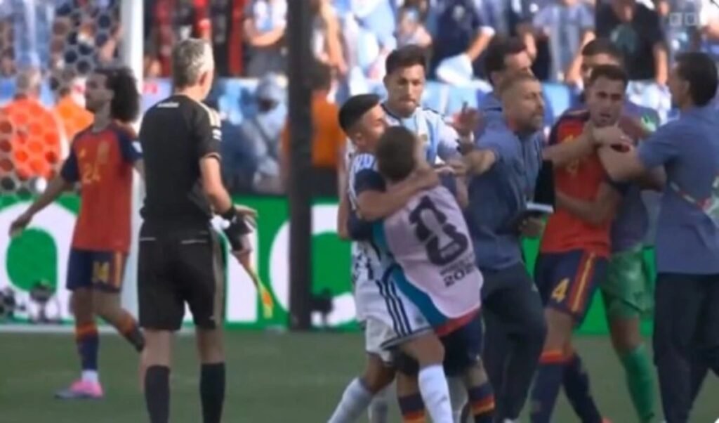 Argentina को बड़ा झटका, Leandro Paredes पर FIFA का 10 मैचों का बैन, World Cup Final विवाद पर सख्त Action Argentina को बड़ा झटका, Leandro Paredes पर FIFA का 10 मैचों का बैन, World Cup Final विवाद पर सख्त Action