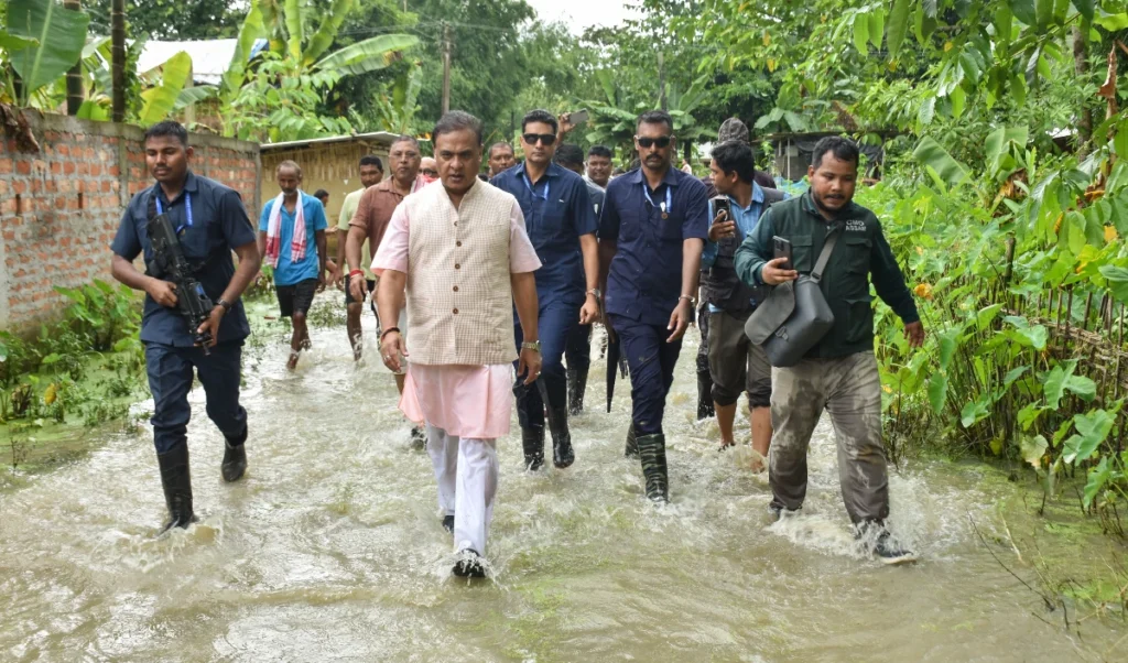 Assam Floods: असम में बाढ़ का कहर जारी, Death Toll 95 पार; 14 जिले High Alert पर Assam Floods: असम में बाढ़ का कहर जारी, Death Toll 95 पार; 14 जिले High Alert पर