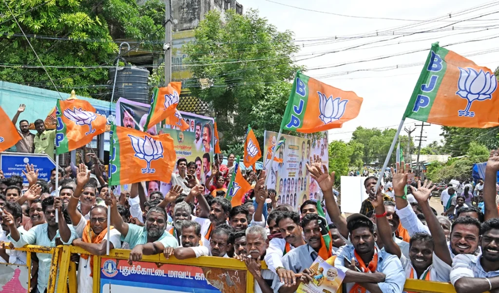 BJP की 2027 चुनाव की बिसात बिछी: Vinod Tawde, Satish Poonia को सौंपी अहम जिम्मेदारी BJP की 2027 चुनाव की बिसात बिछी: Vinod Tawde, Satish Poonia को सौंपी अहम जिम्मेदारी