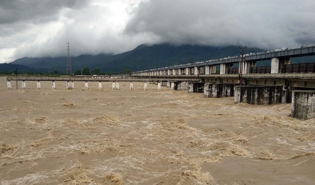 Bihar-UP को बड़ी राहत, Gandak का जलस्तर घटा, बाढ़ का तत्काल खतरा टला Bihar-UP को बड़ी राहत, Gandak का जलस्तर घटा, बाढ़ का तत्काल खतरा टला