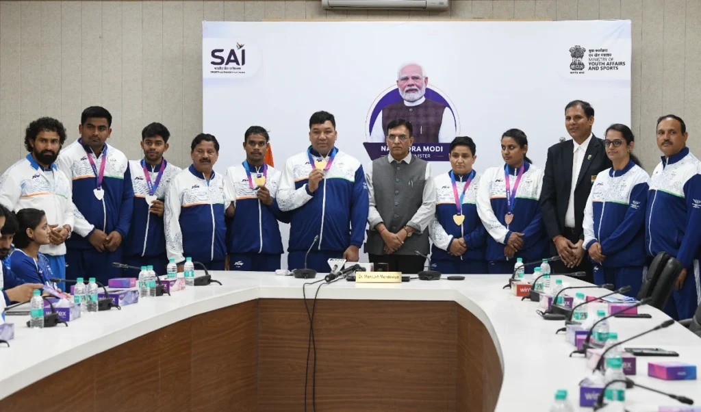 CWG में ऐतिहासिक प्रदर्शन: Union Minister Mandaviya ने Indian Boxers का किया सम्मान CWG में ऐतिहासिक प्रदर्शन: Union Minister Mandaviya ने Indian Boxers का किया सम्मान