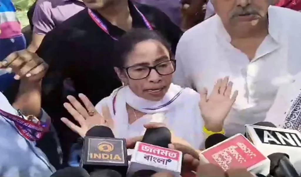 Chest Pain की वजह बनी वो ‘बड़ी ईंट’, ममता बनर्जी ने काफिले पर हमले को बताया सोची-समझी साजिश Chest Pain की वजह बनी वो ‘बड़ी ईंट’, ममता बनर्जी ने काफिले पर हमले को बताया सोची-समझी साजिश