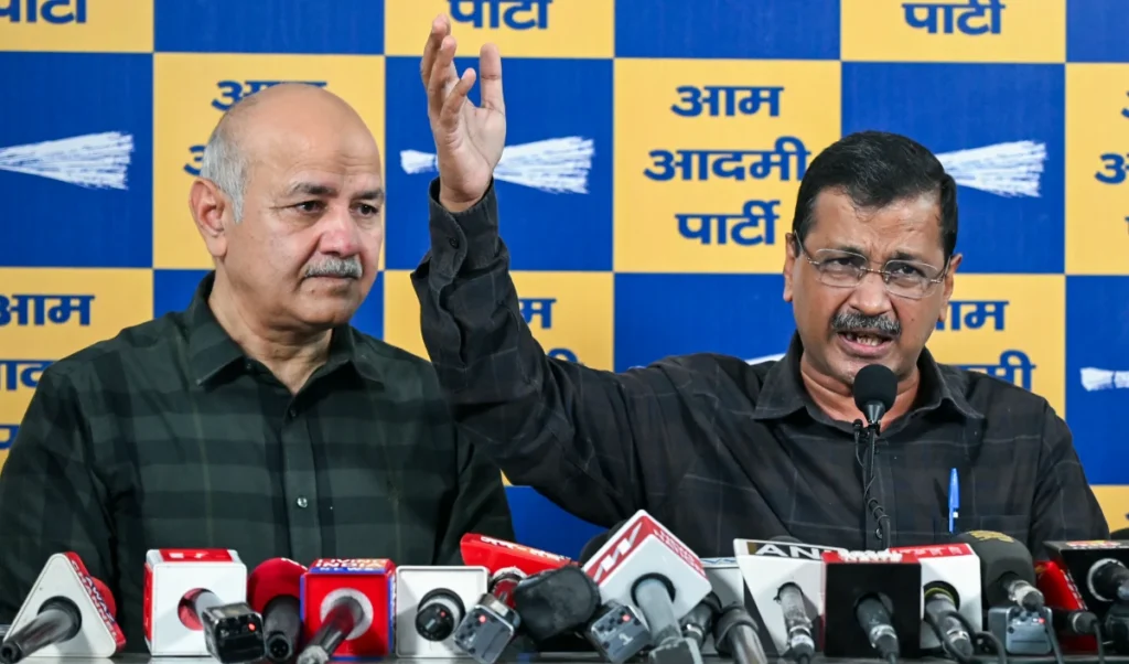 Delhi Excise Policy: HC ने Kejriwal, Sisodia को CBI की नई दलीलों पर दिया 4 हफ्ते का समय Delhi Excise Policy: HC ने Kejriwal, Sisodia को CBI की नई दलीलों पर दिया 4 हफ्ते का समय