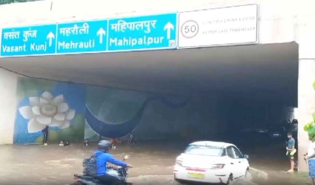 Delhi Rain Chaos: भारी बारिश से डूबी राजधानी, Saurabh Bhardwaj ने BJP के ड्रेनेज दावों पर उठाए तीखे सवाल Delhi Rain Chaos: भारी बारिश से डूबी राजधानी, Saurabh Bhardwaj ने BJP के ड्रेनेज दावों पर उठाए तीखे सवाल