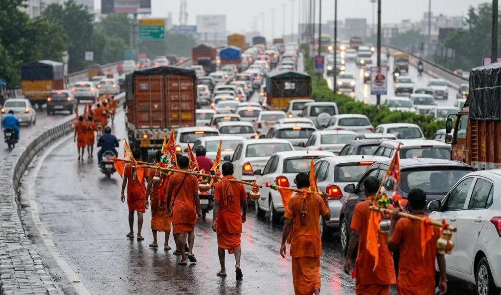 Delhi Rain: बारिश और कांवड़ यात्रा से कई सड़कों पर लगा जाम, AQI रहा 78